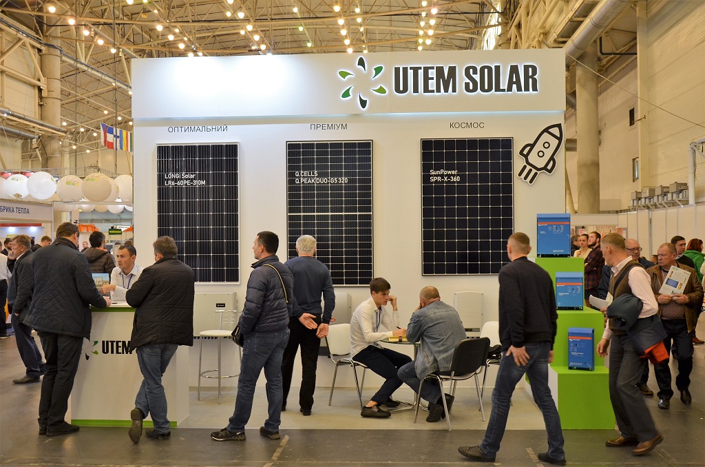 Стенда компании UTEM SOLAR с разными комплектами солнечных батарей