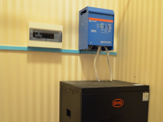 Однофазна система безперебійного живлення Victron Energy + BYD B-Box 2.5