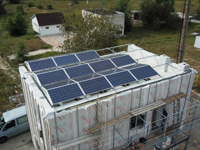 Солнечная электростанция на крыше инфоцентра в Чернобыльской зоне отчуждения