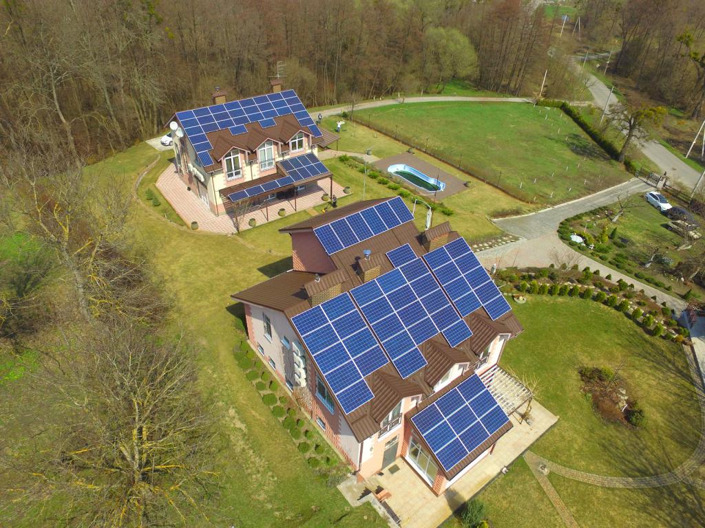 дома с солнечными батареями
