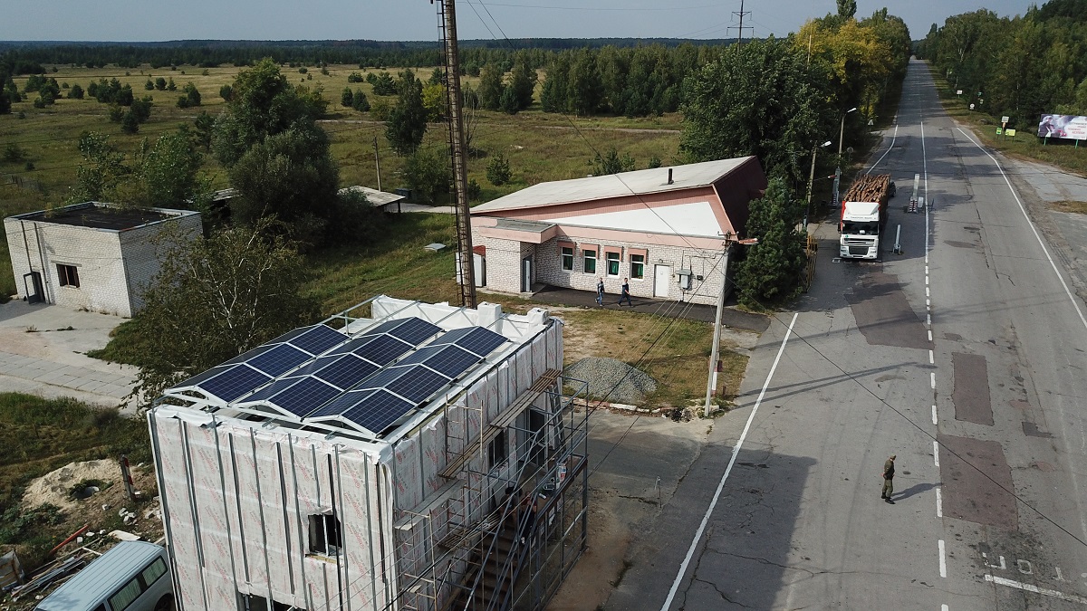 Солнечная электростанция на крыше инфоцентра в зоне отчуждения